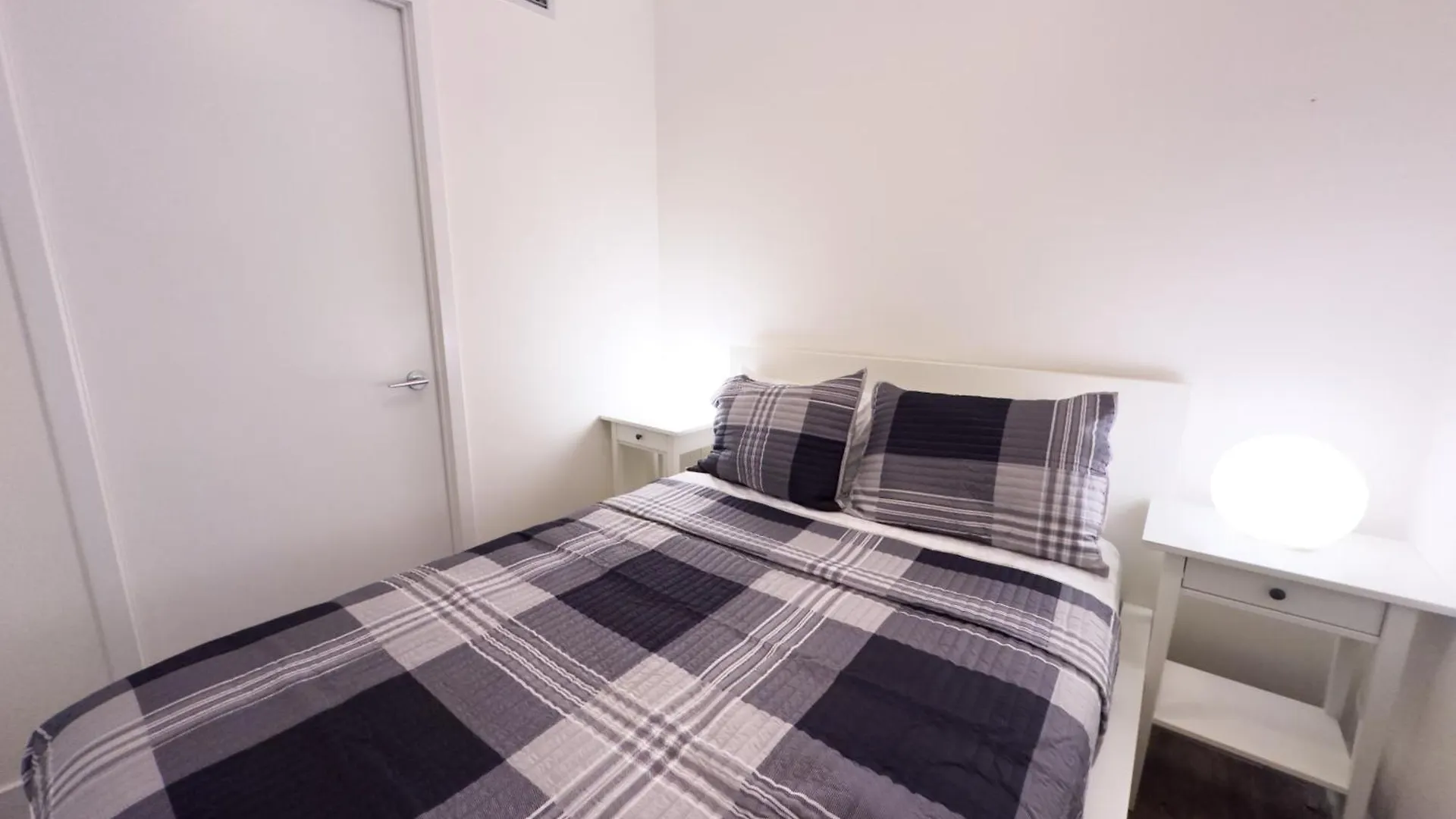 300 Front Suites - Two Beds With Free Parking Toronto Apartment