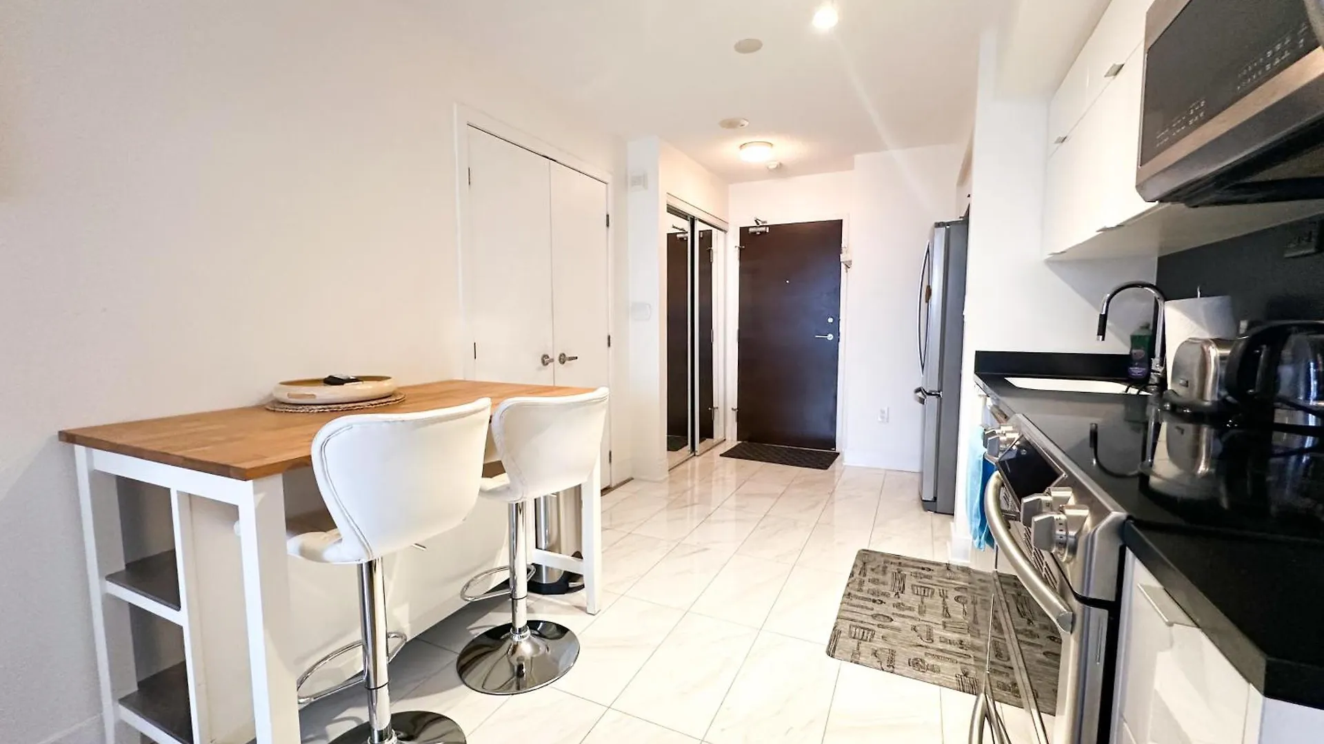 300 Front Suites - Two Beds With Free Parking Toronto Canada