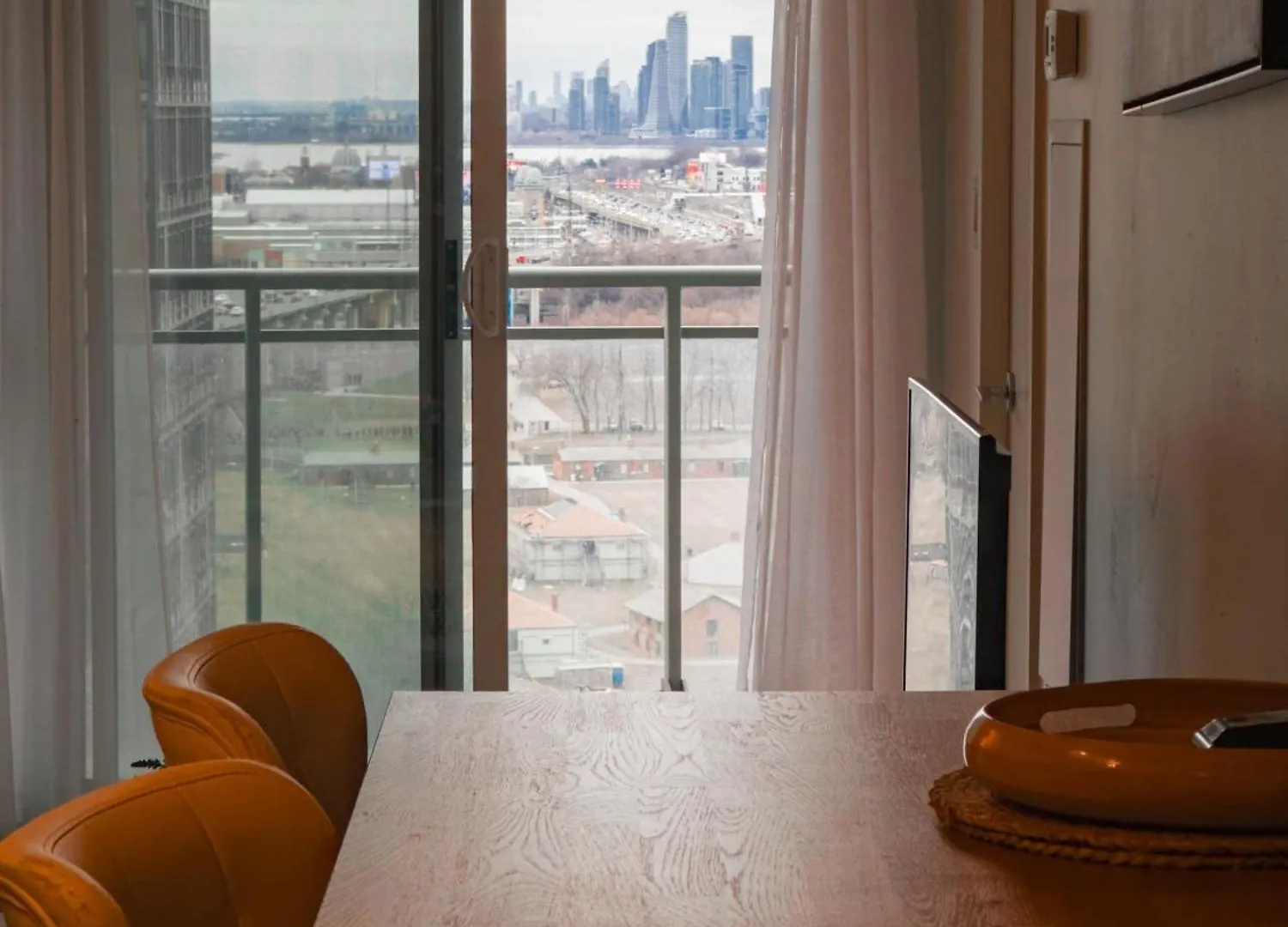300 Front Suites - Two Beds With Free Parking Toronto Apartment