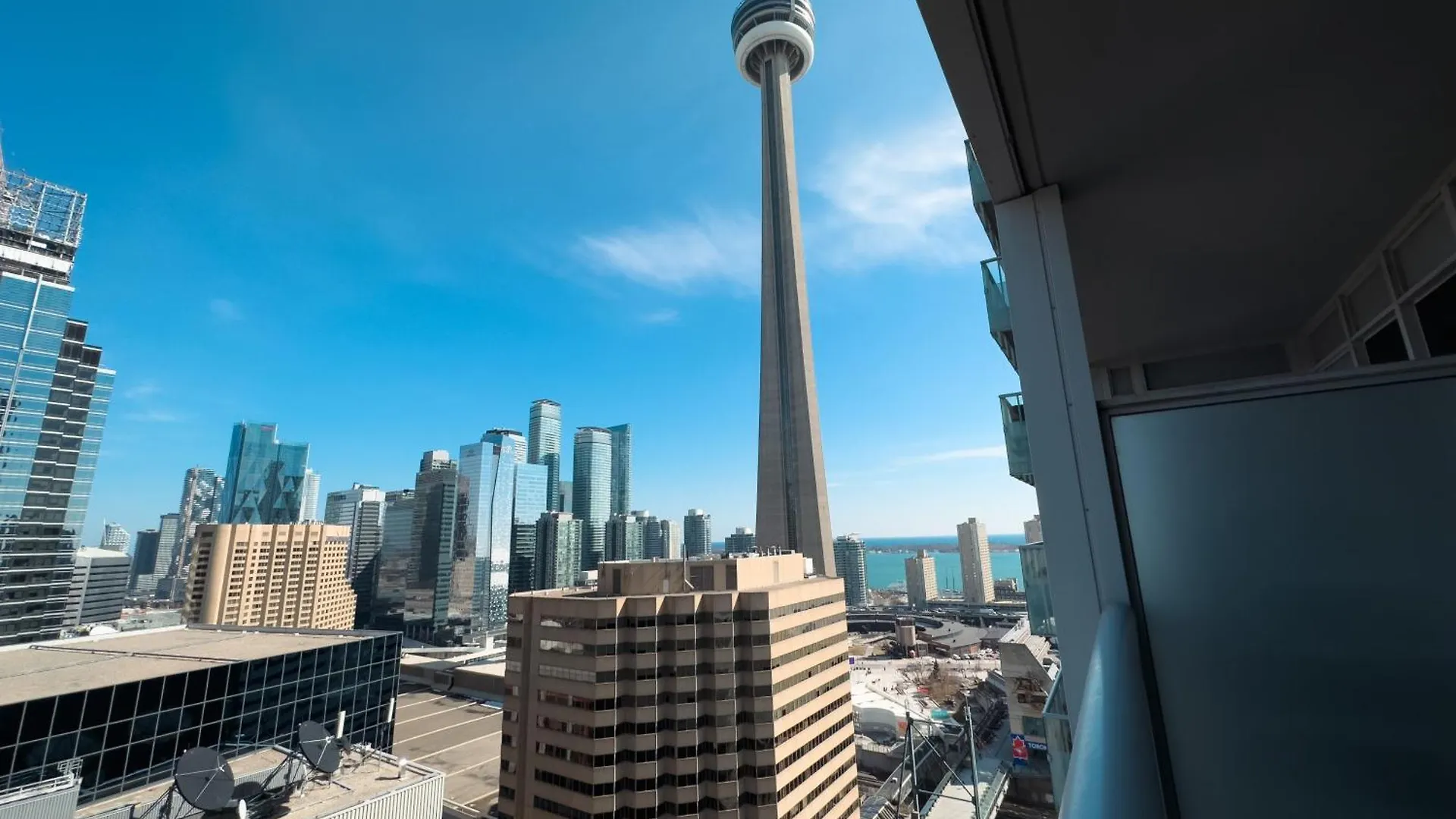 300 Front Suites - Two Beds With Free Parking Toronto