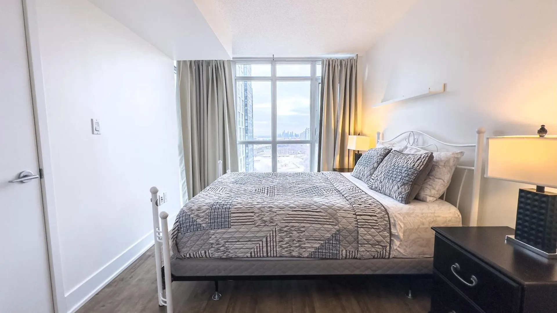 300 Front Suites - Two Beds With Free Parking Toronto
