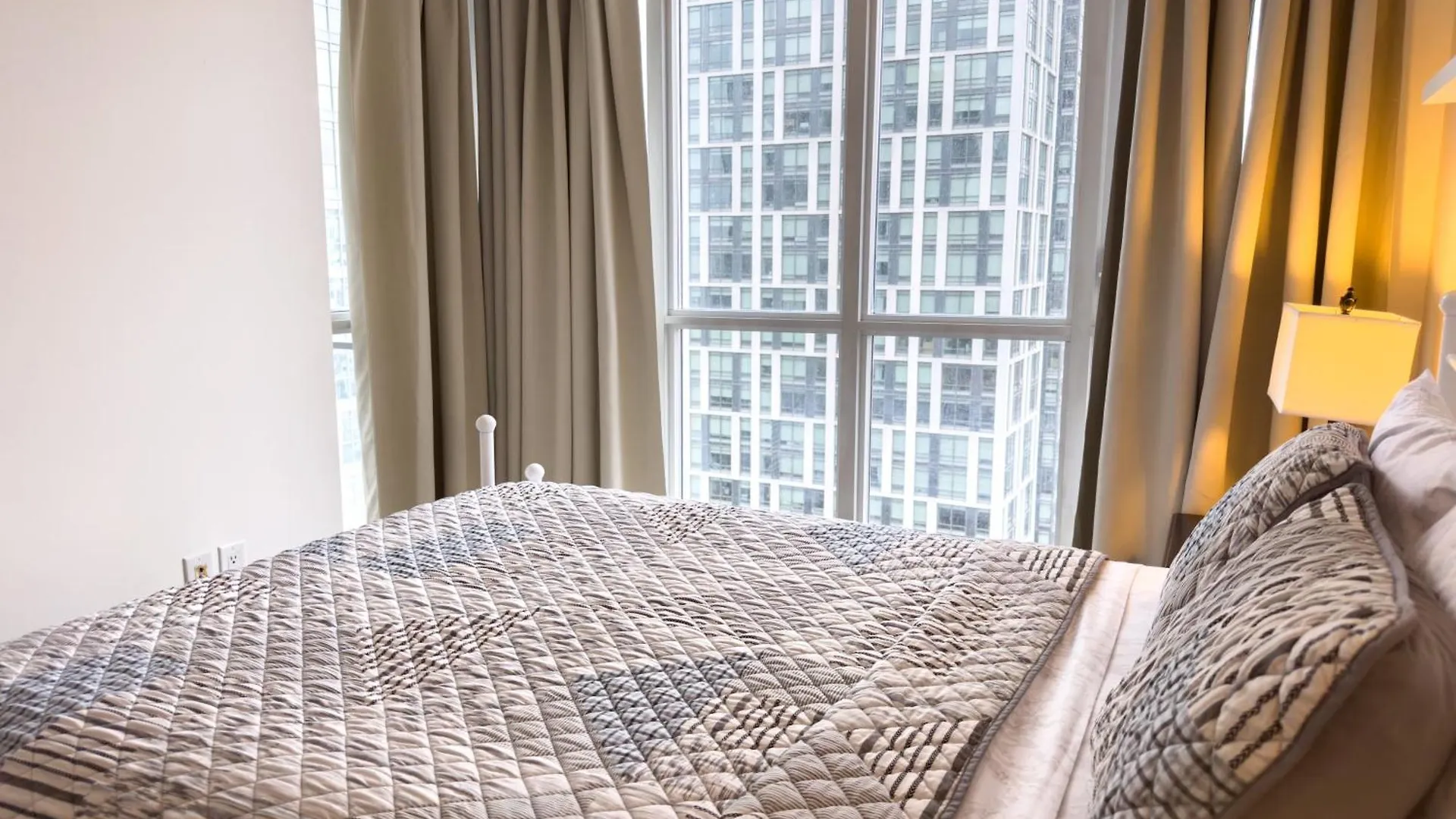 300 Front Suites - Two Beds With Free Parking Toronto