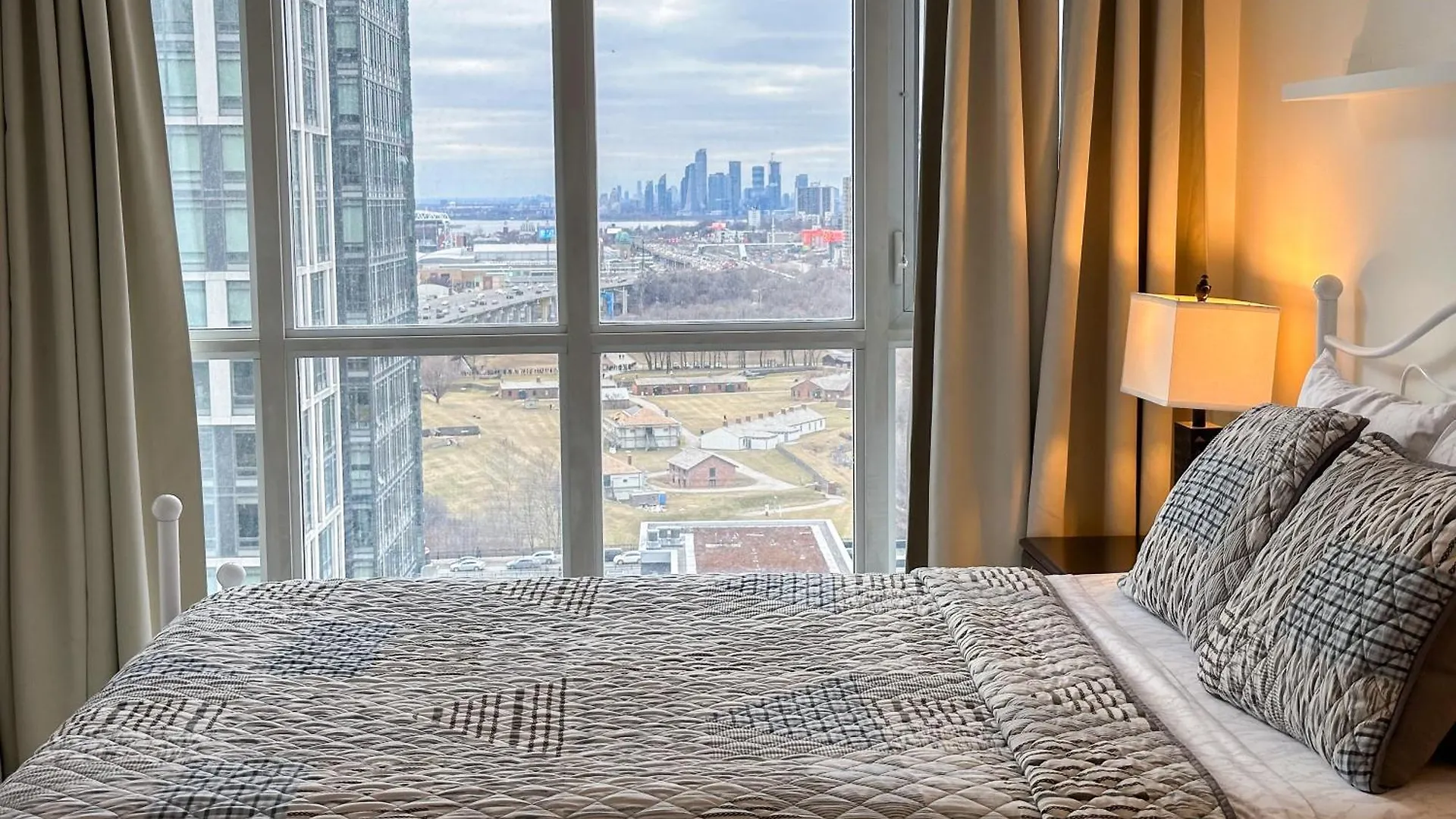 300 Front Suites - Two Beds With Free Parking Toronto
